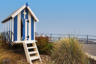 Çizgili mavi plaj kulübe Filey promenade üzerinde