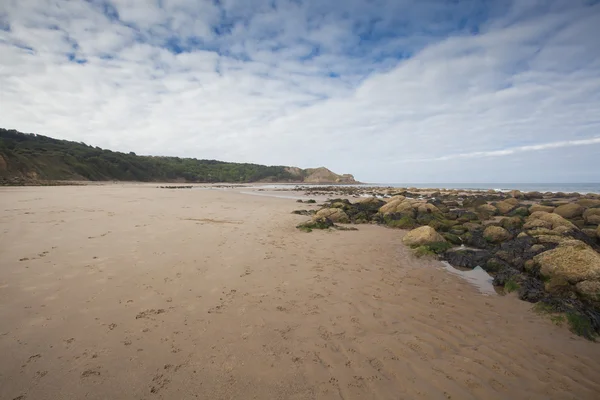 Pegadas na paisagem marinha da areia — Fotografia de Stock