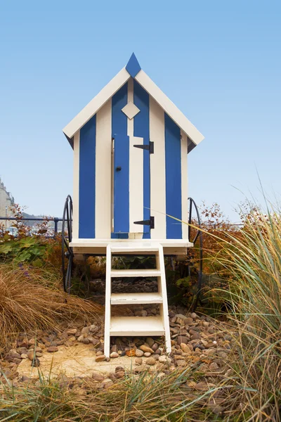 Formato retrato cabana de praia listrada azul com passos, Filey, Reino Unido — Fotografia de Stock