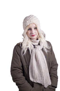 Kış giysileri içinde genç ve güzel sarışın kadın