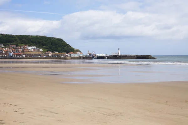 Beach and lighthouse at Scarborough — Stock Photo, Image