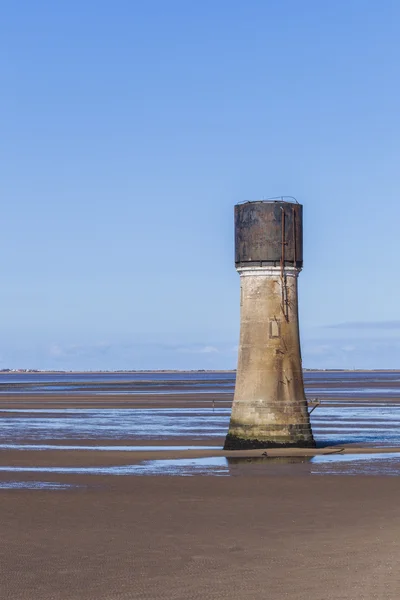 Строительство бетонной башни на пляже Сперн Пойнт в Великобритании — стоковое фото