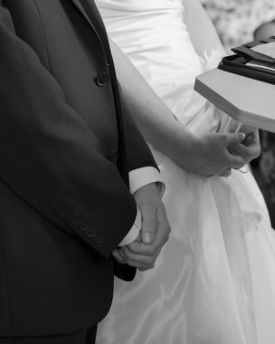 Gelin ve damat bir sunak