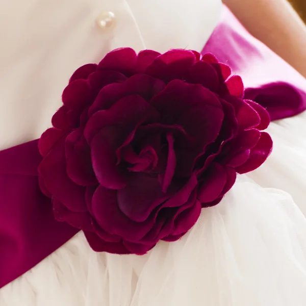 Rote Schleife auf Brautjungfernkleid — Stockfoto