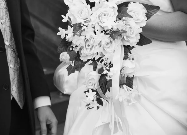 Detalhe da noiva e do noivo com buquê de casamento — Fotografia de Stock