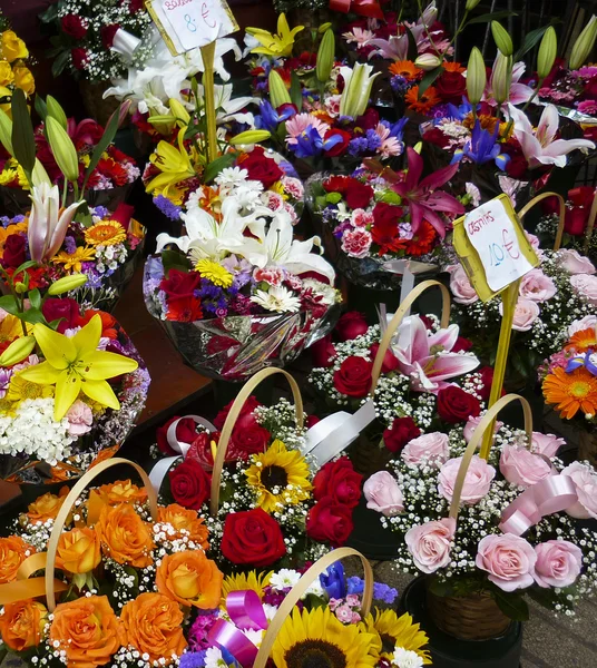 在巴塞罗那，西班牙市场花摊 — 图库照片