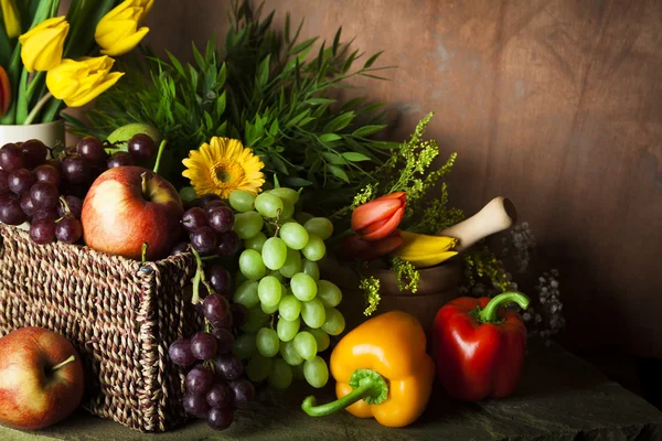 Cesto tradicional de frutas e produtos hortícolas colhidos — Fotografia de Stock