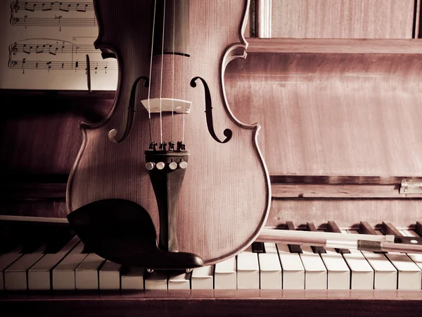 Violin and bow on Piano with sheet music — Stock Photo, Image