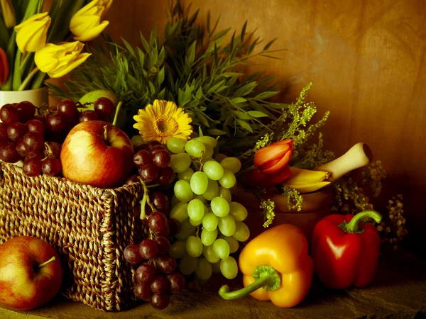 Cesta tradicional de frutas y hortalizas cosechadas Fotos De Stock Sin Royalties Gratis
