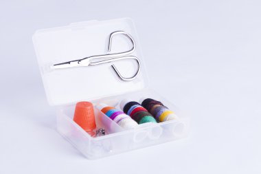 Beyaz arkaplanda dikiş kiti