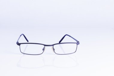 Beyaz arka plan üzerinde izole Specatles