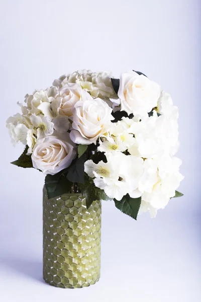Rosas de seda e hortênsias em vaso — Fotografia de Stock