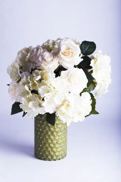 Rosas de seda e hortênsias em vaso — Fotografia de Stock