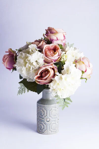 Peonie di seta e ortensie in vaso — Foto Stock