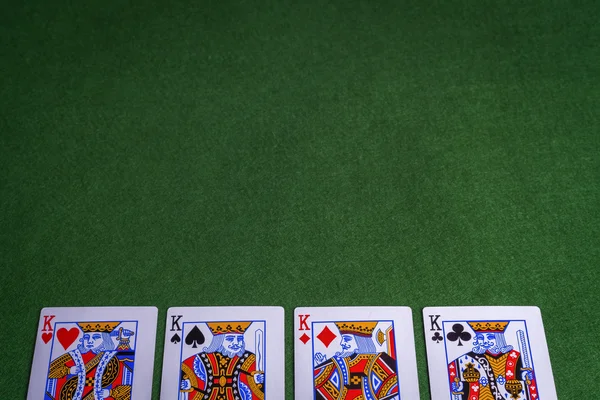 Kompletní sadu krále hracích karet na zelené cítil pozadí Stock Fotografie