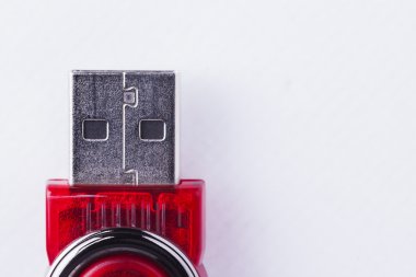 Kırmızı usb flash sürücü beyaz zemin üzerine