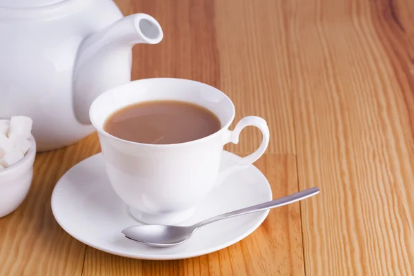 Taza de té tradicional inglés con cuchara Fotos De Stock Sin Royalties Gratis