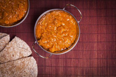 Tavuk Tikka Masala köri Rattan arka plan üzerinde