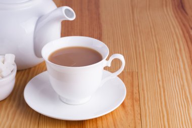 Fincan geleneksel İngilizce çay çaydanlık ve şeker yakalar
