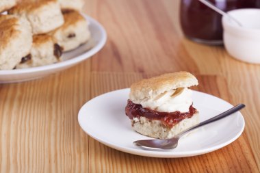 Çörekler ile çilek reçel ve krem şanti