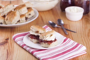 Çörekler ile çilek reçel ve krem şanti