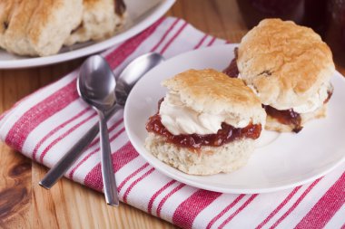 Çörekler ile çilek reçel ve krem şanti