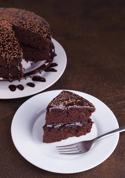 Lujoso pastel de chocolate rico en la placa blanca — Foto de Stock