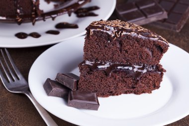 Beyaz plaka üzerinde lüks zengin çikolata kek