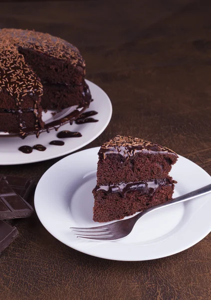 Lujoso pastel de chocolate rico en la placa blanca — Foto de Stock