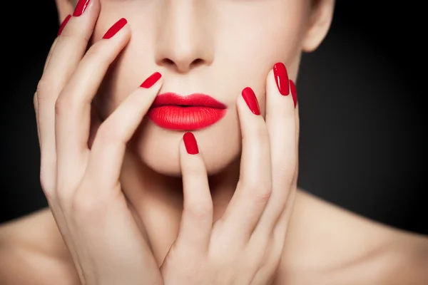 Rote Lippen und Nägel — Stockfoto