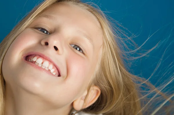 Meisje met tanden glimlach — Stockfoto