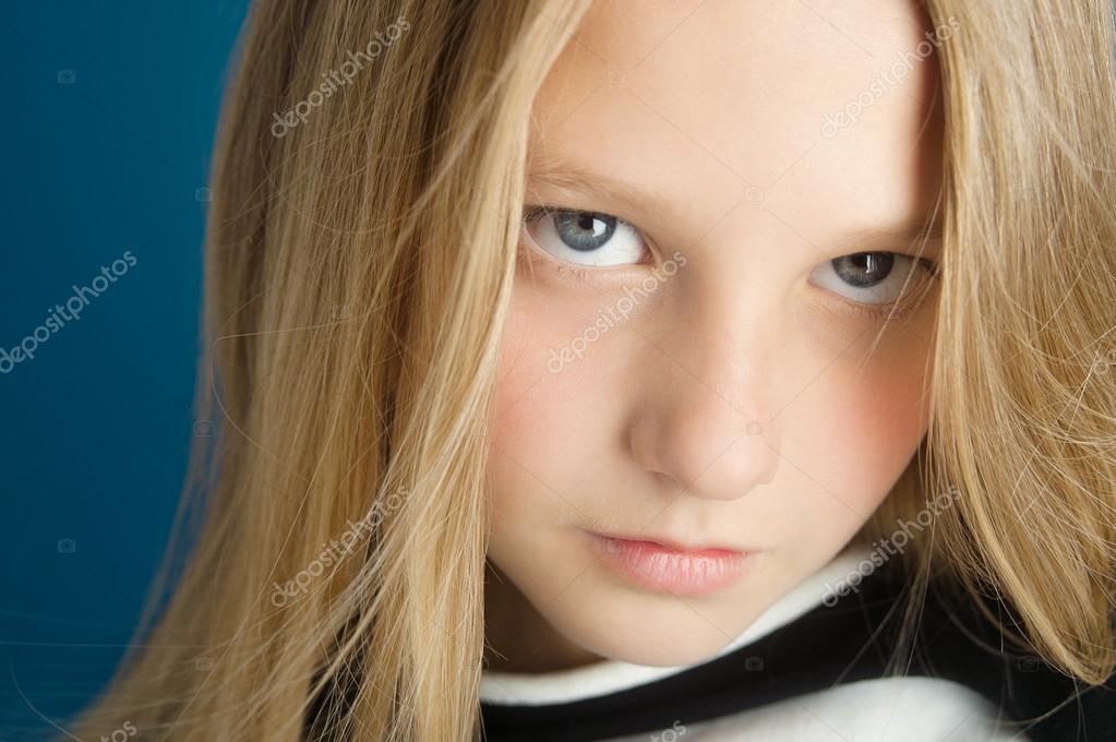 Menina de dez anos fotos, imagens de © iconogenic #63962511