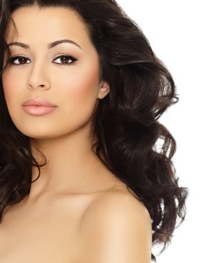 Tarz siyah saçlı güzel kadın