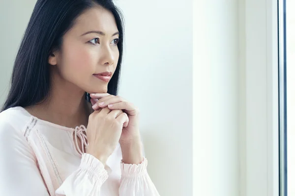 Asyalı kadın, pencere