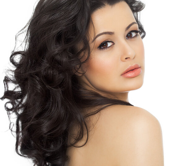 Красивая девушка с темными кудрявыми волосами
