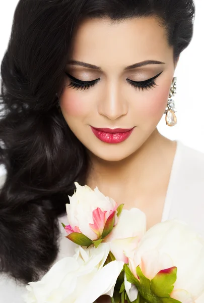 Belle fille aux cheveux bouclés foncés — Photo