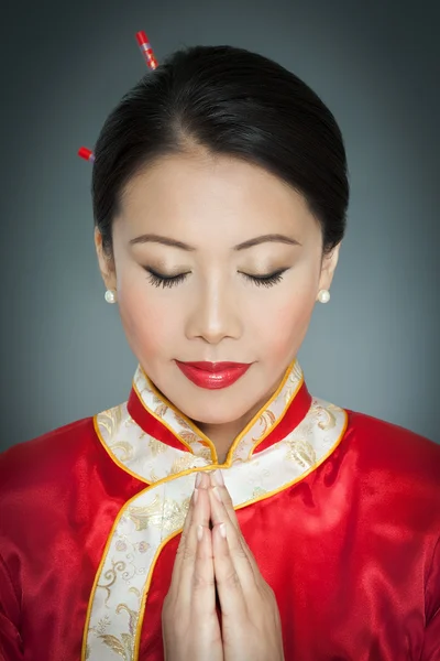 Asyalı kadın dua — Stok fotoğraf