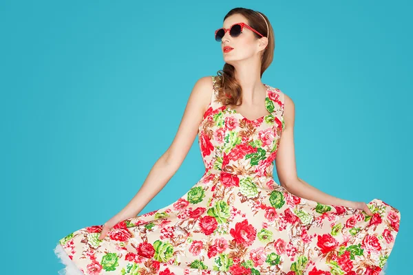 Femme rétro en robe florale — Photo