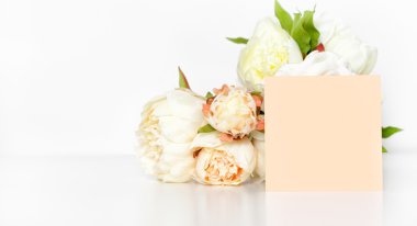 Peonies ve kart masada