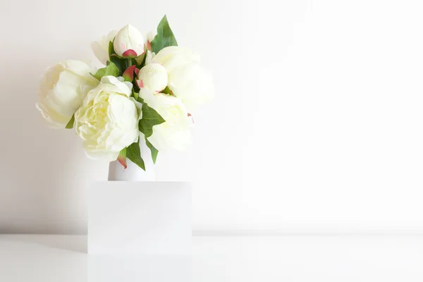 Bouquet Of Peonies And Card — Stock Photo, Image