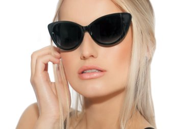 güneş gözlüğü takan kadın