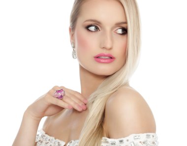 uzun sarı saçlı kadın