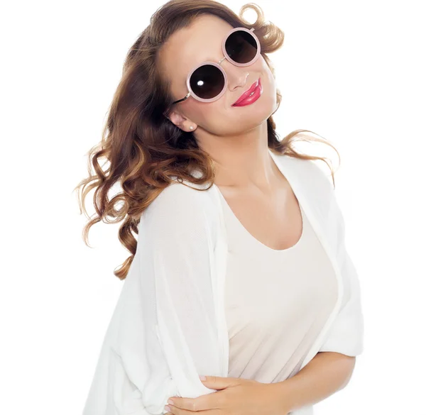 Gelukkige vrouw in zonnebril — Stockfoto
