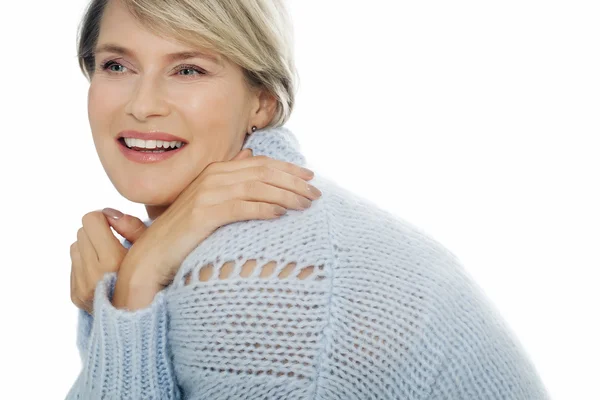 Счастливая женщина в шерстяном свитере — стоковое фото
