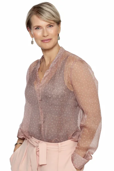 Elegante vrouw In zijden Blouse — Stockfoto