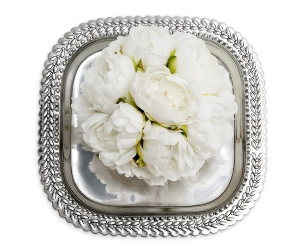 Beyaz Peonies top gümüş tabakta — Stok fotoğraf