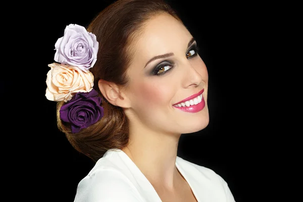 Mujer sonriente con flores en el pelo —  Fotos de Stock