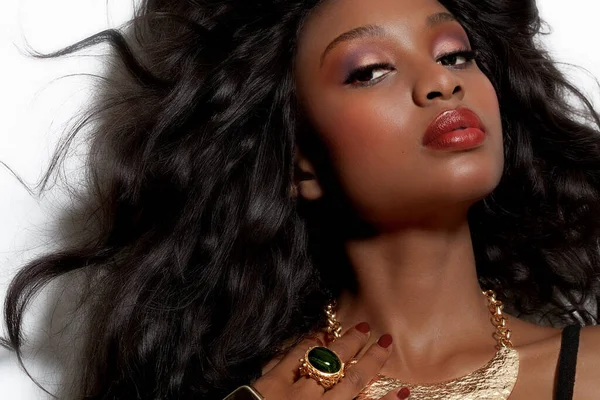 Όμορφη Αφρικανική Γυναίκα Πορτρέτο Πλούσια Μεγάλα Μαλλιά Και Κοσμήματα Μόδας — Φωτογραφία Αρχείου