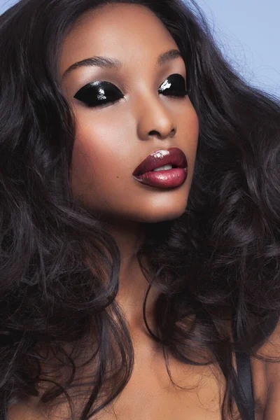 美丽的非洲女人的脸肖像 蓝色画室背景上有光泽的黑色眼影 — 图库照片