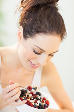 müsli yiyen kadın
